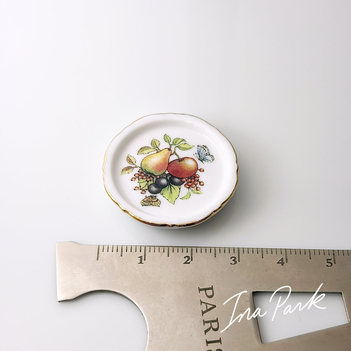 金彩縁の果物の絵皿のフェーブ