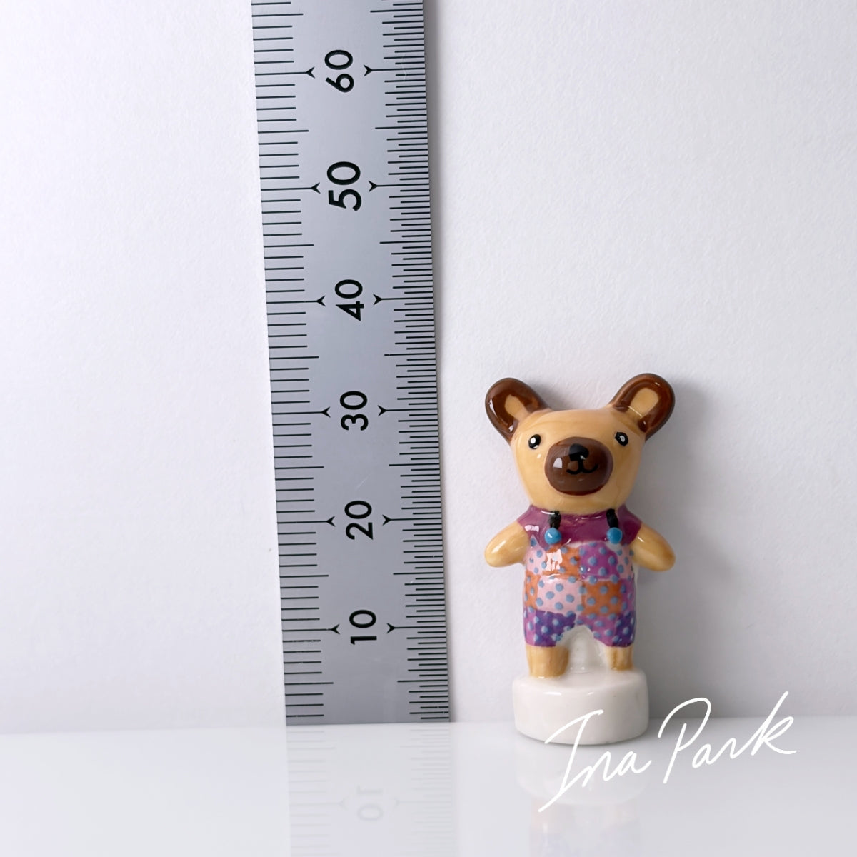 パッチワークの洋服を着たクマのフェーブ