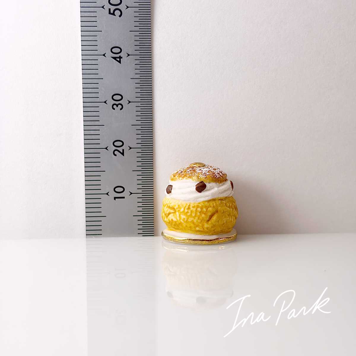 お皿に乗ったシュー菓子のフェーブ