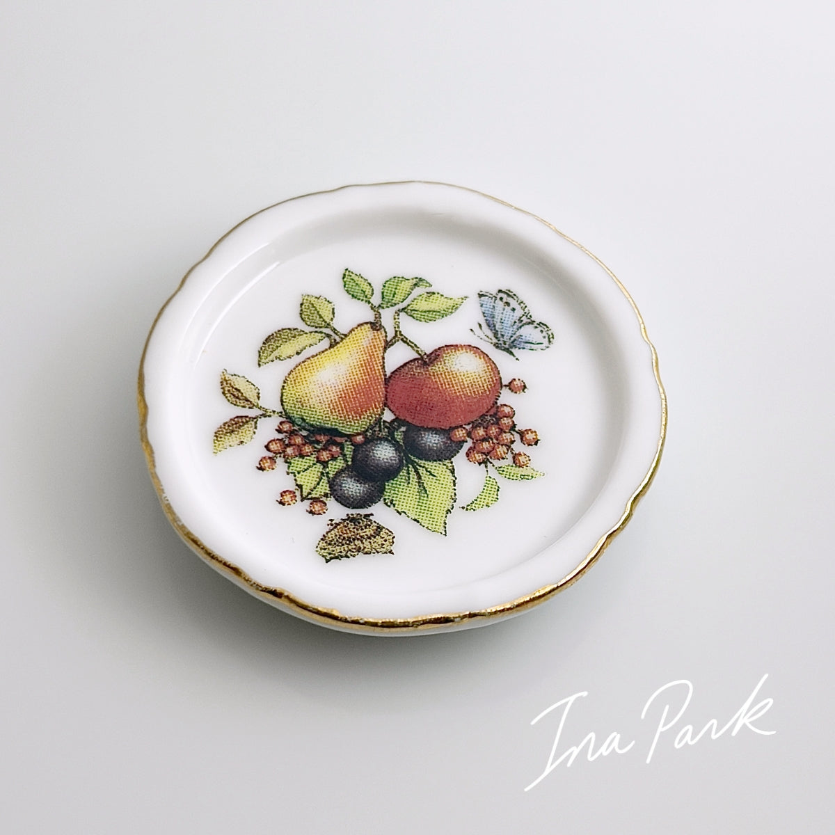金彩縁の果物の絵皿のフェーブ