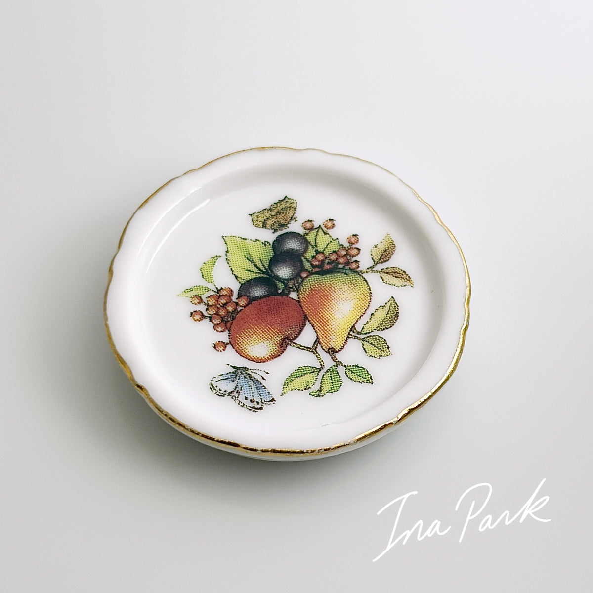 金彩縁の果物の絵皿のフェーブ