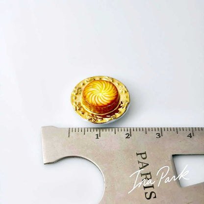 金のお皿のガレットのフェーヴ