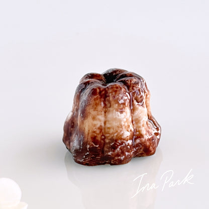 LADURÉE　2002　カヌレ　フェーヴ　お菓子