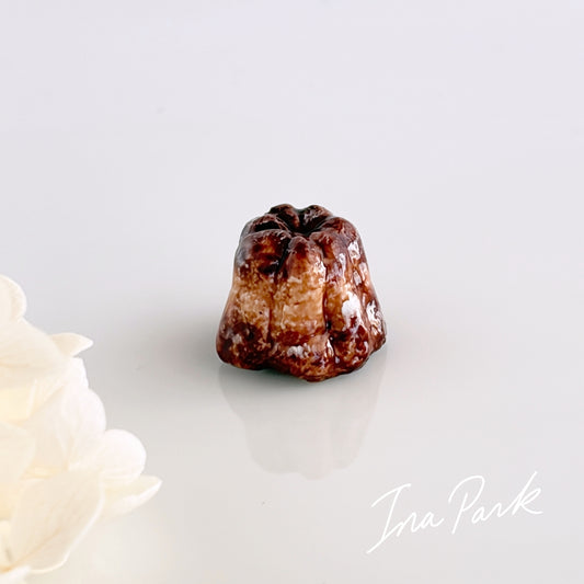 LADURÉE　2002　カヌレ　フェーヴ　お菓子