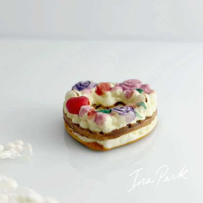 ハートのリースのケーキのフェーヴ