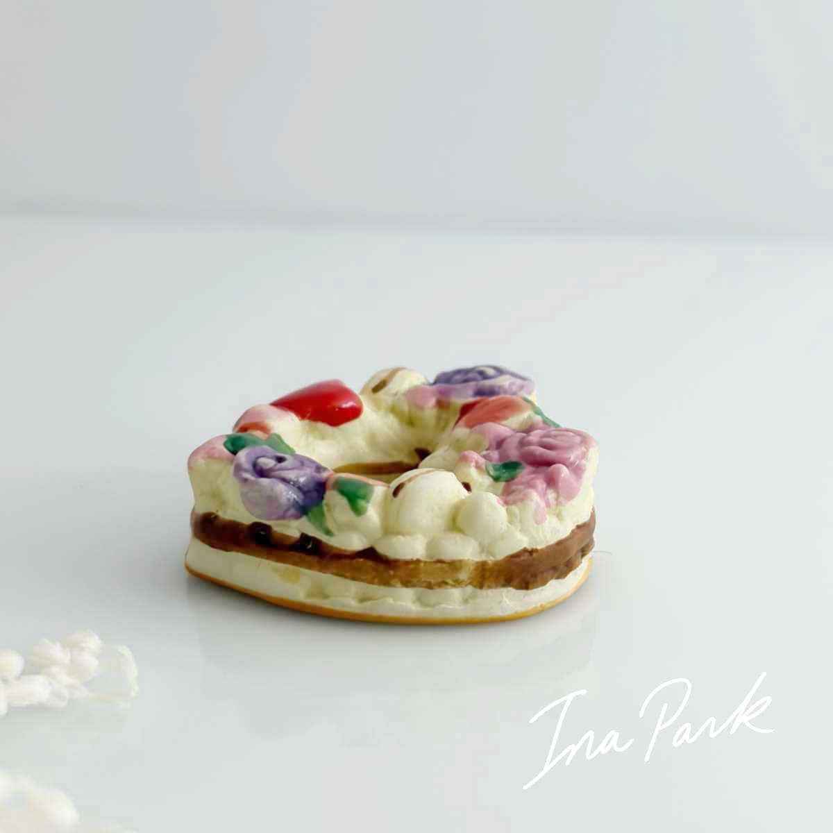 ハートのリースのケーキのフェーヴ