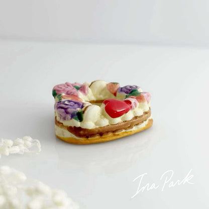 ハートのリースのケーキのフェーヴ