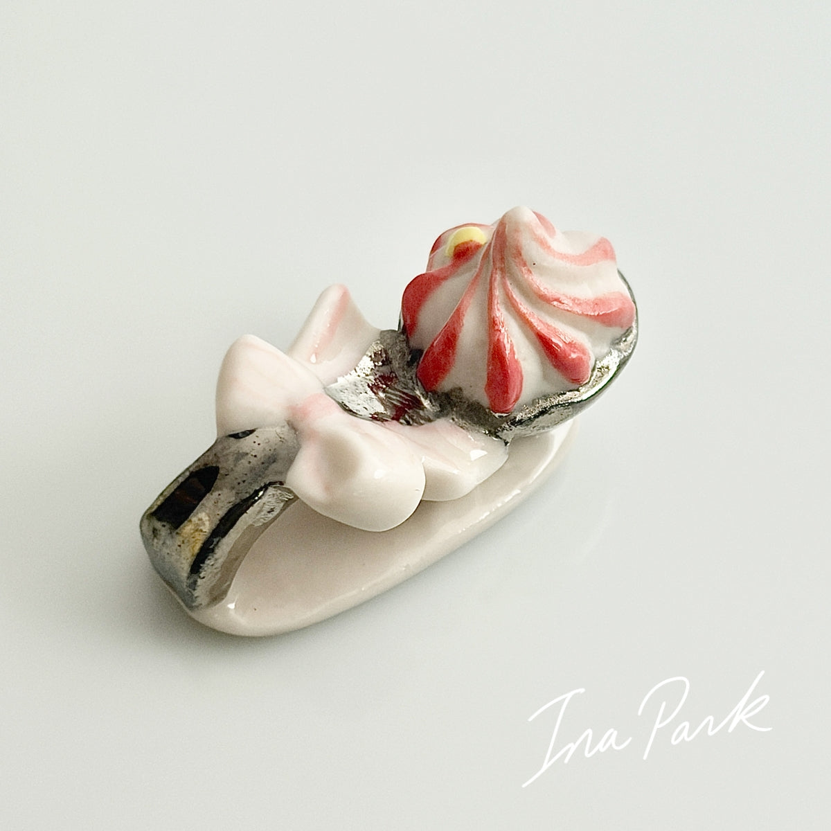 ラ・ファム・ショコラ　リボン付きスプーンに乗ったクリーム