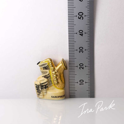 サクソフォンと楽譜のフェーヴ