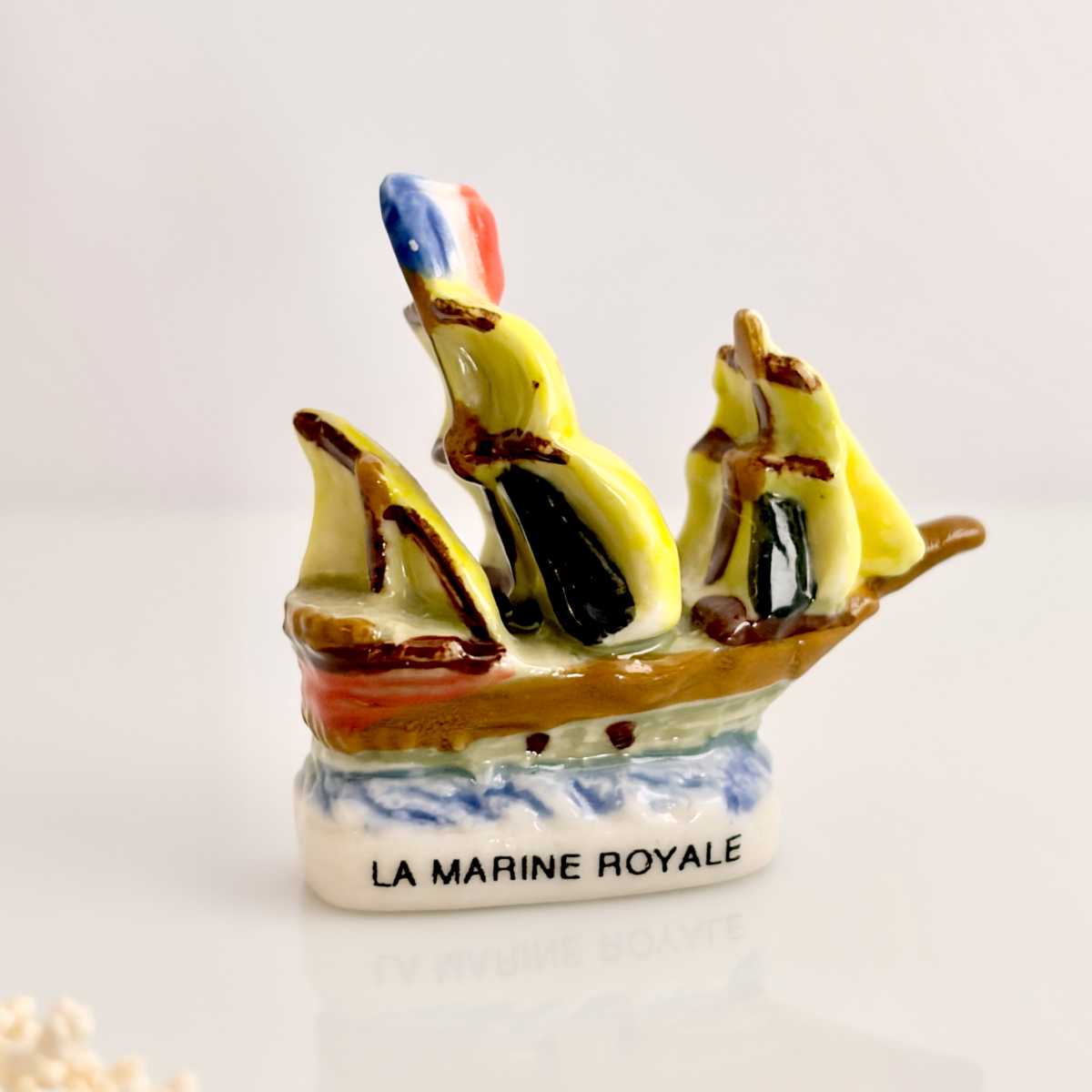 フランス王立海軍の帆船　トリコロール旗の船のフェーブ