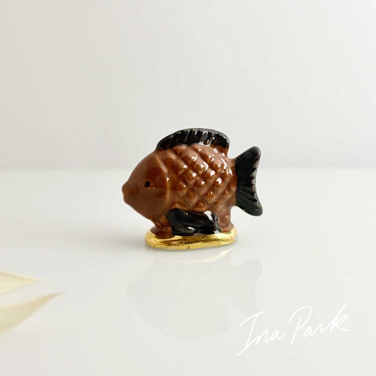 魚の形のチョコレート菓子のフェーブ