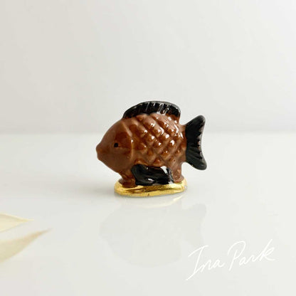 魚の形のチョコレート菓子のフェーブ