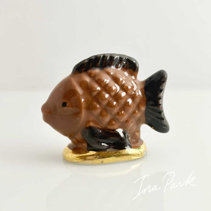 魚の形のチョコレート菓子のフェーブ