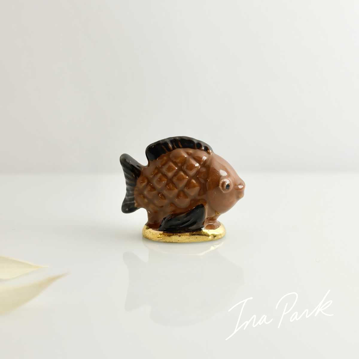 魚の形のチョコレート菓子のフェーブ