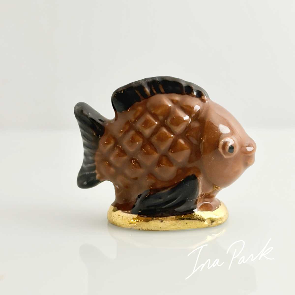 魚の形のチョコレート菓子のフェーブ