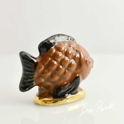 魚の形のチョコレート菓子のフェーブ