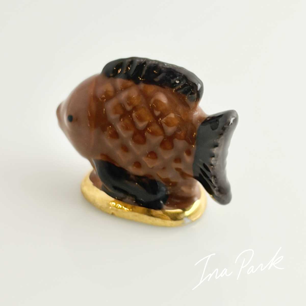 魚の形のチョコレート菓子のフェーブ