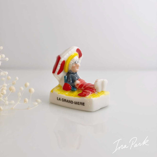 ビーチでくつろぐおばあちゃん