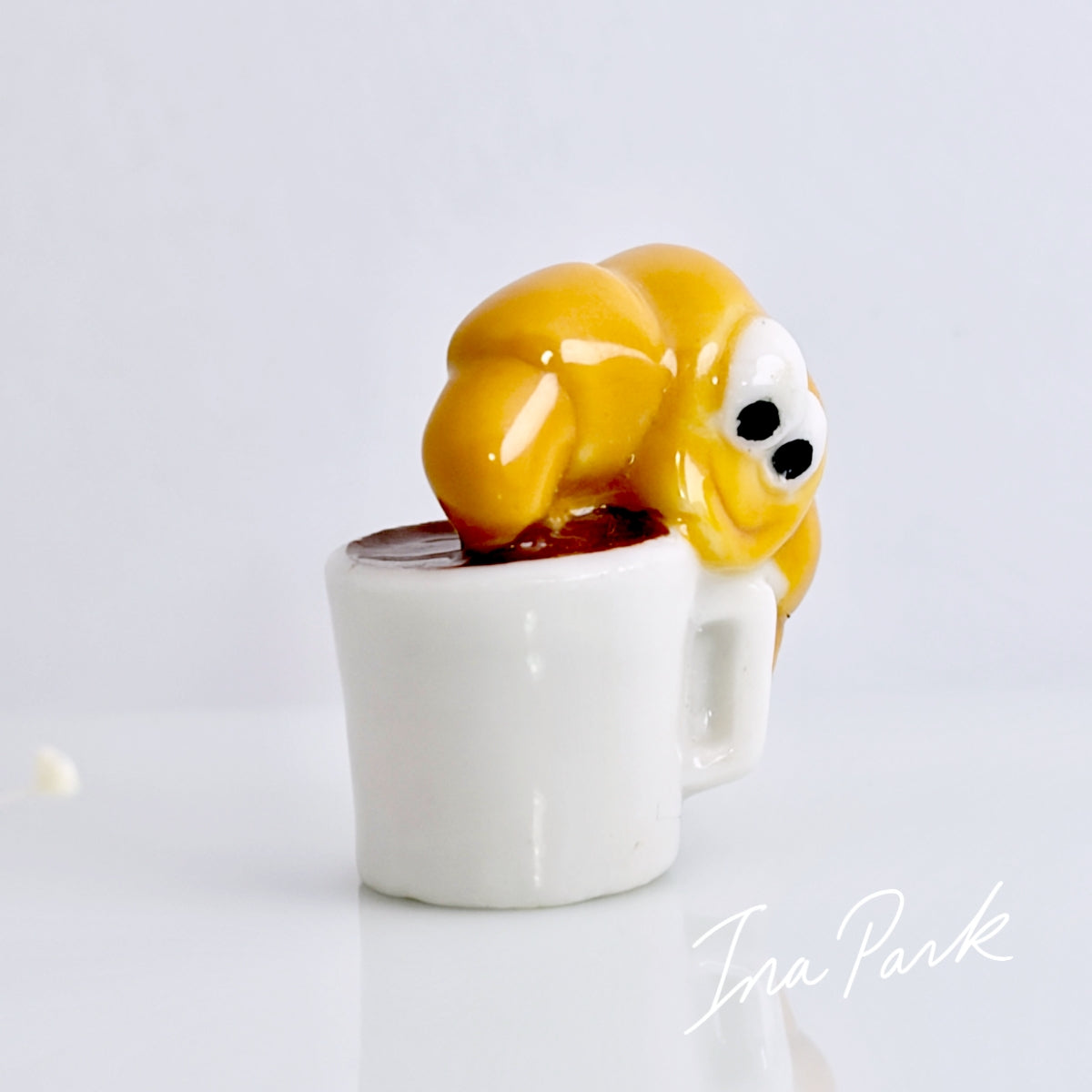 クロワッサンとコーヒーカップのフェーブ