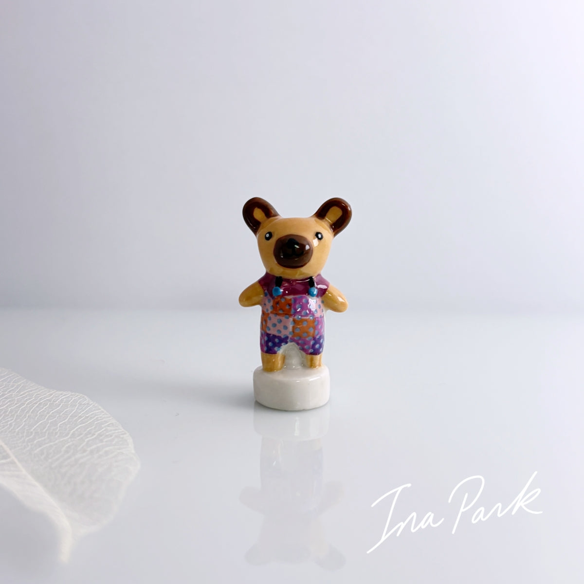 パッチワークの洋服を着たクマのフェーブ