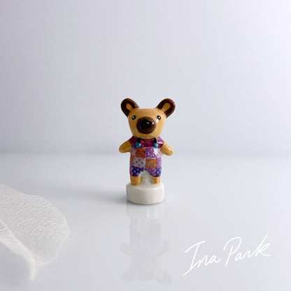 パッチワークの洋服を着たクマのフェーブ