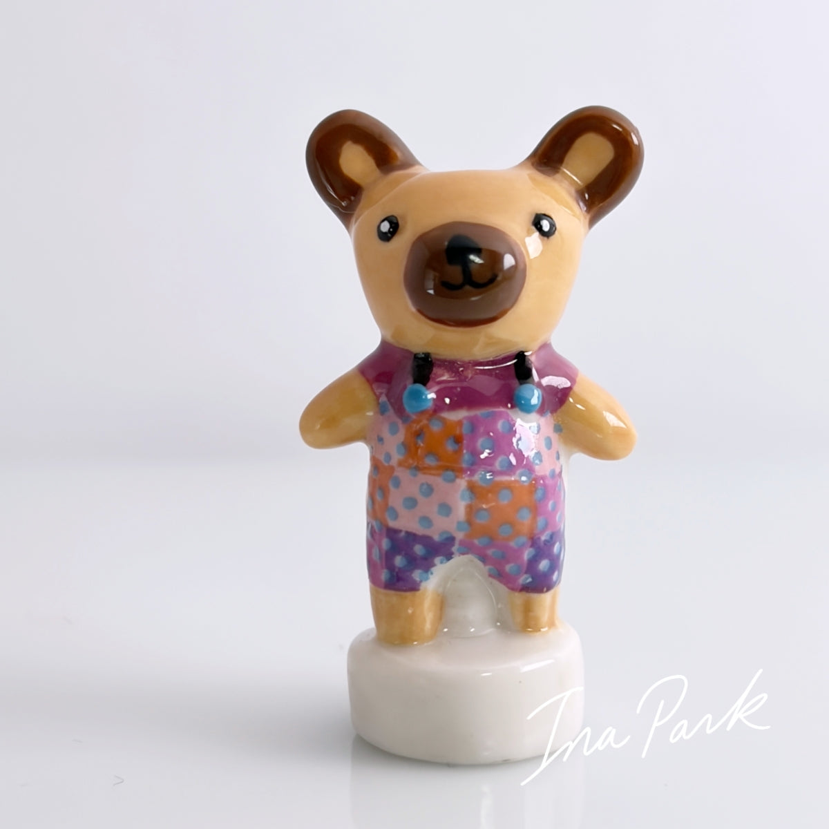 パッチワークの洋服を着たクマのフェーブ