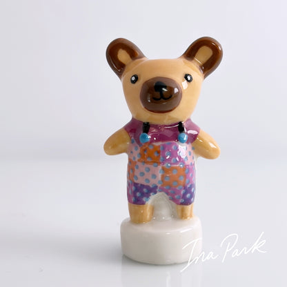パッチワークの洋服を着たクマのフェーブ