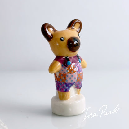 パッチワークの洋服を着たクマのフェーブ