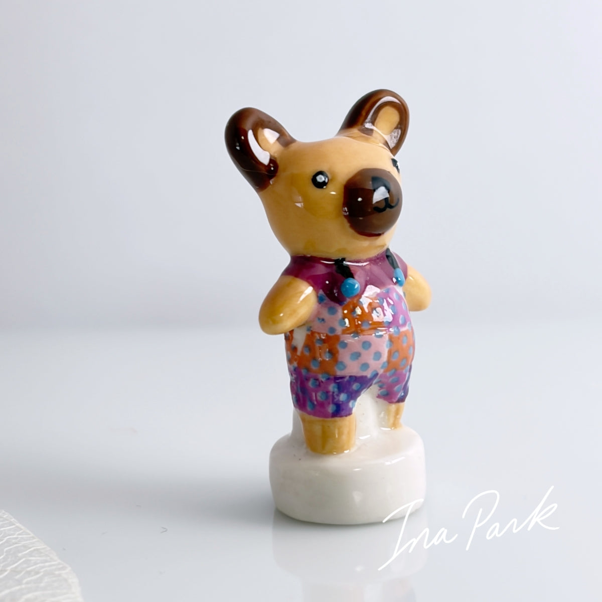 パッチワークの洋服を着たクマのフェーブ