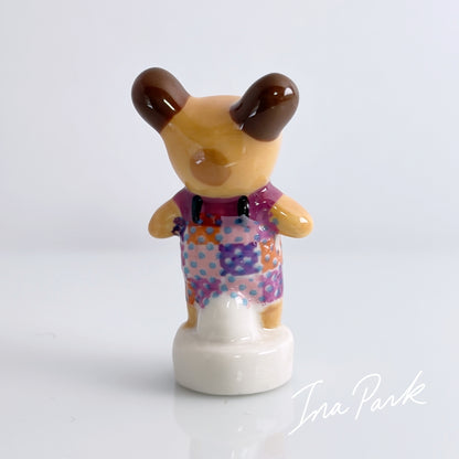 パッチワークの洋服を着たクマのフェーブ