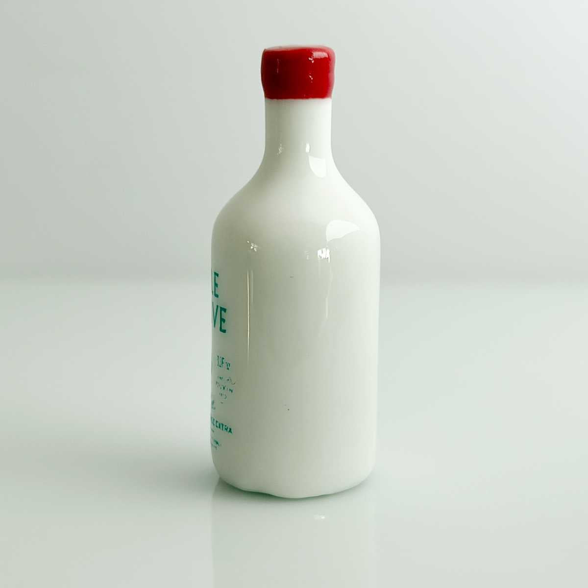 白いオリーブオイルボトル
