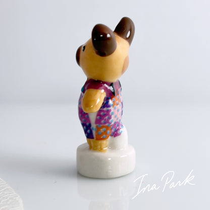 パッチワークの洋服を着たクマのフェーブ
