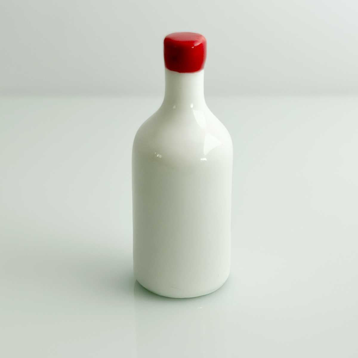 白いオリーブオイルボトル