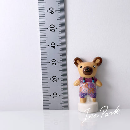 パッチワークの洋服を着たクマのフェーブ