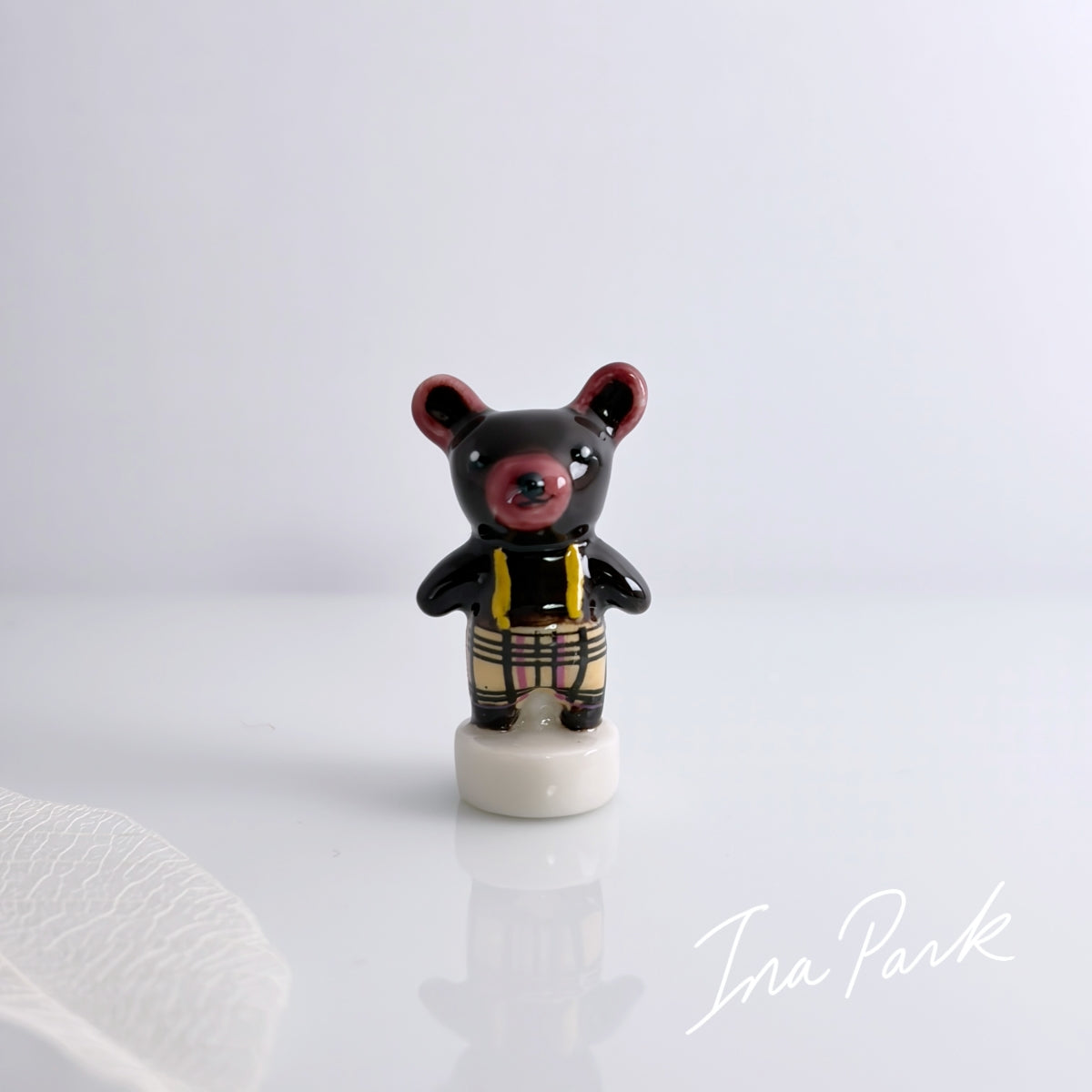 チェックの洋服を着たクマのフェーブ