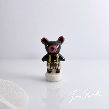チェックの洋服を着たクマのフェーブ