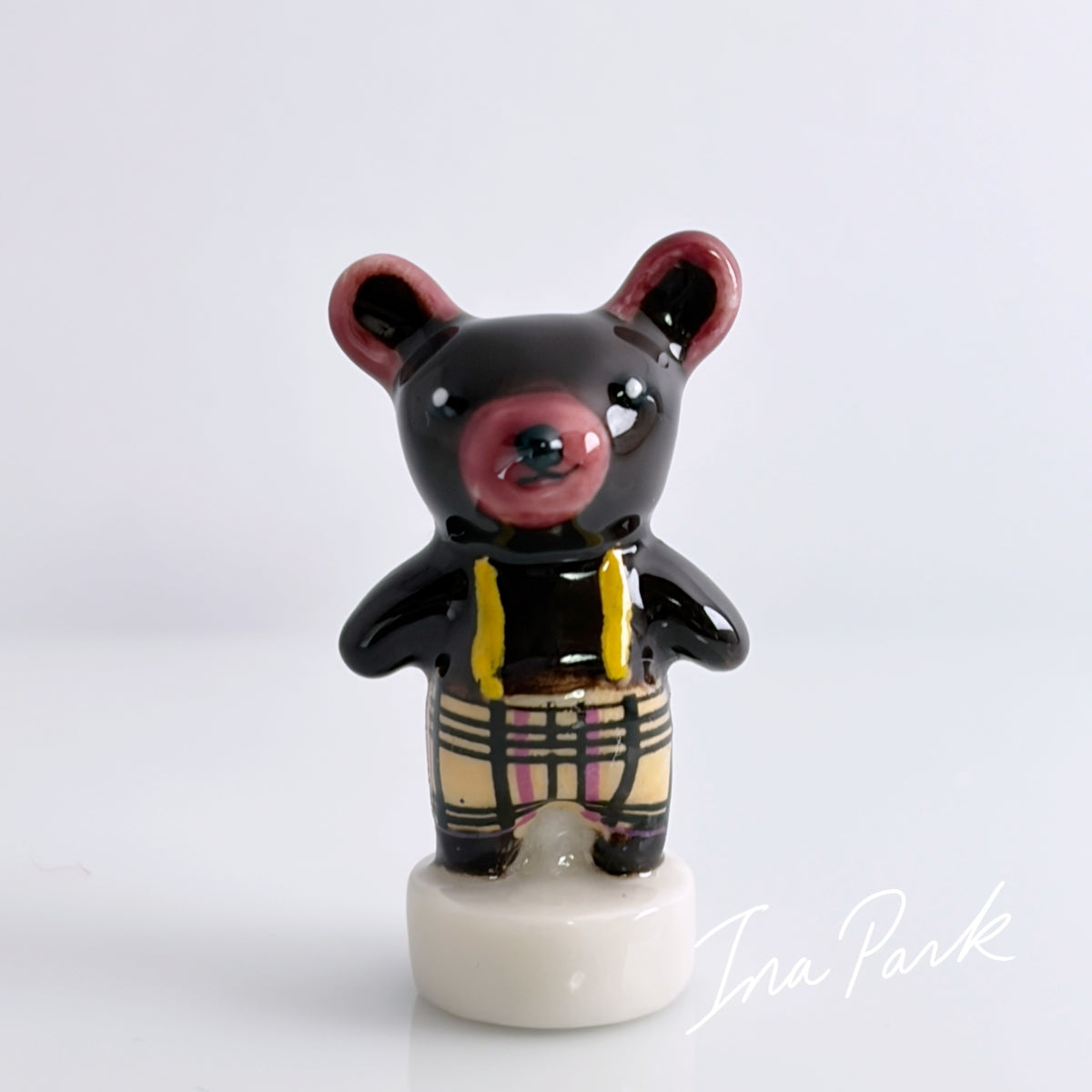 チェックの洋服を着たクマのフェーブ