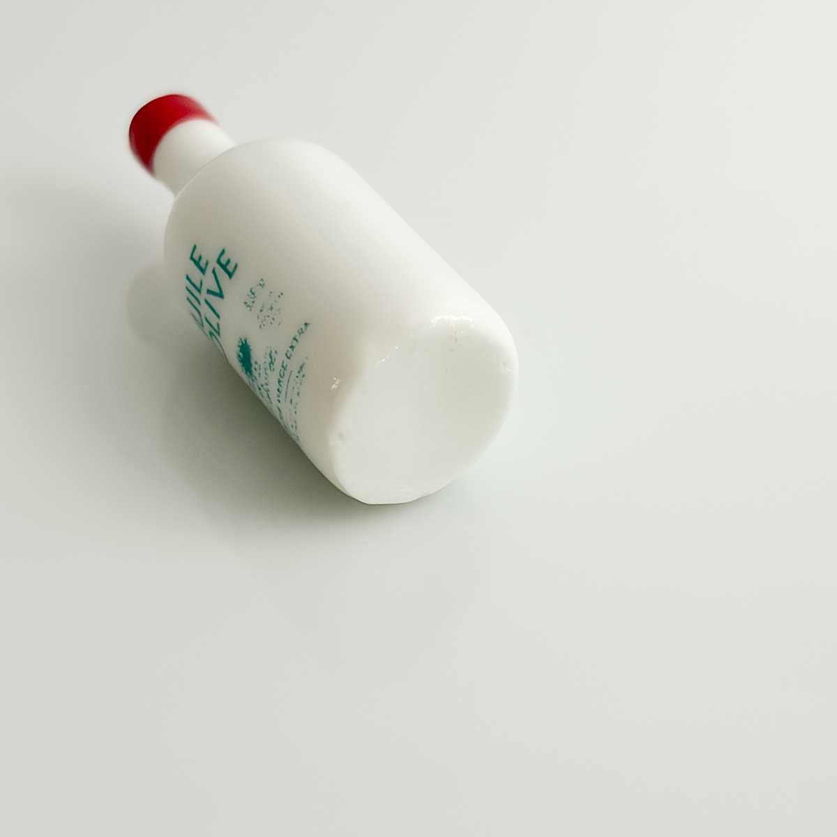 白いオリーブオイルボトル