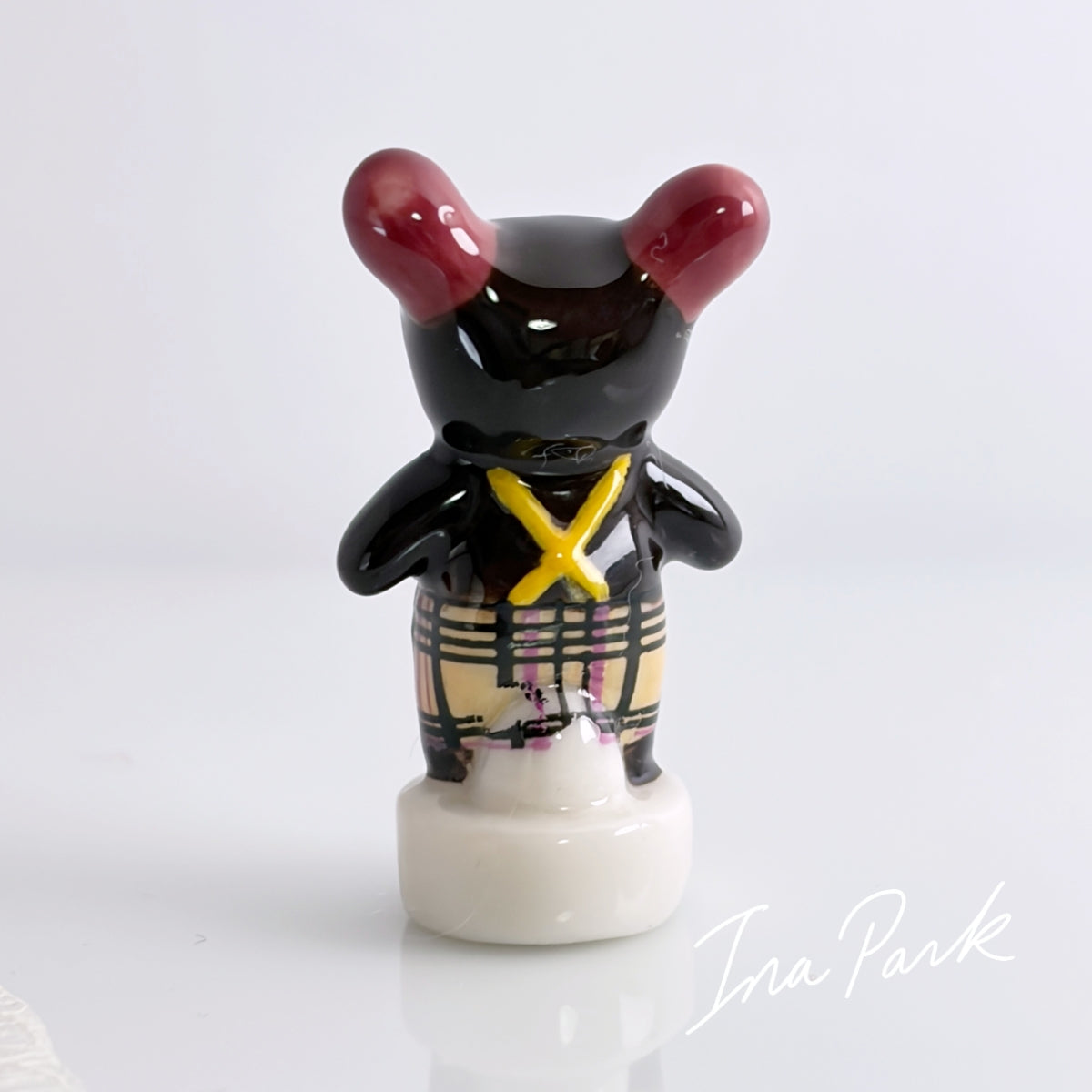 チェックの洋服を着たクマのフェーブ