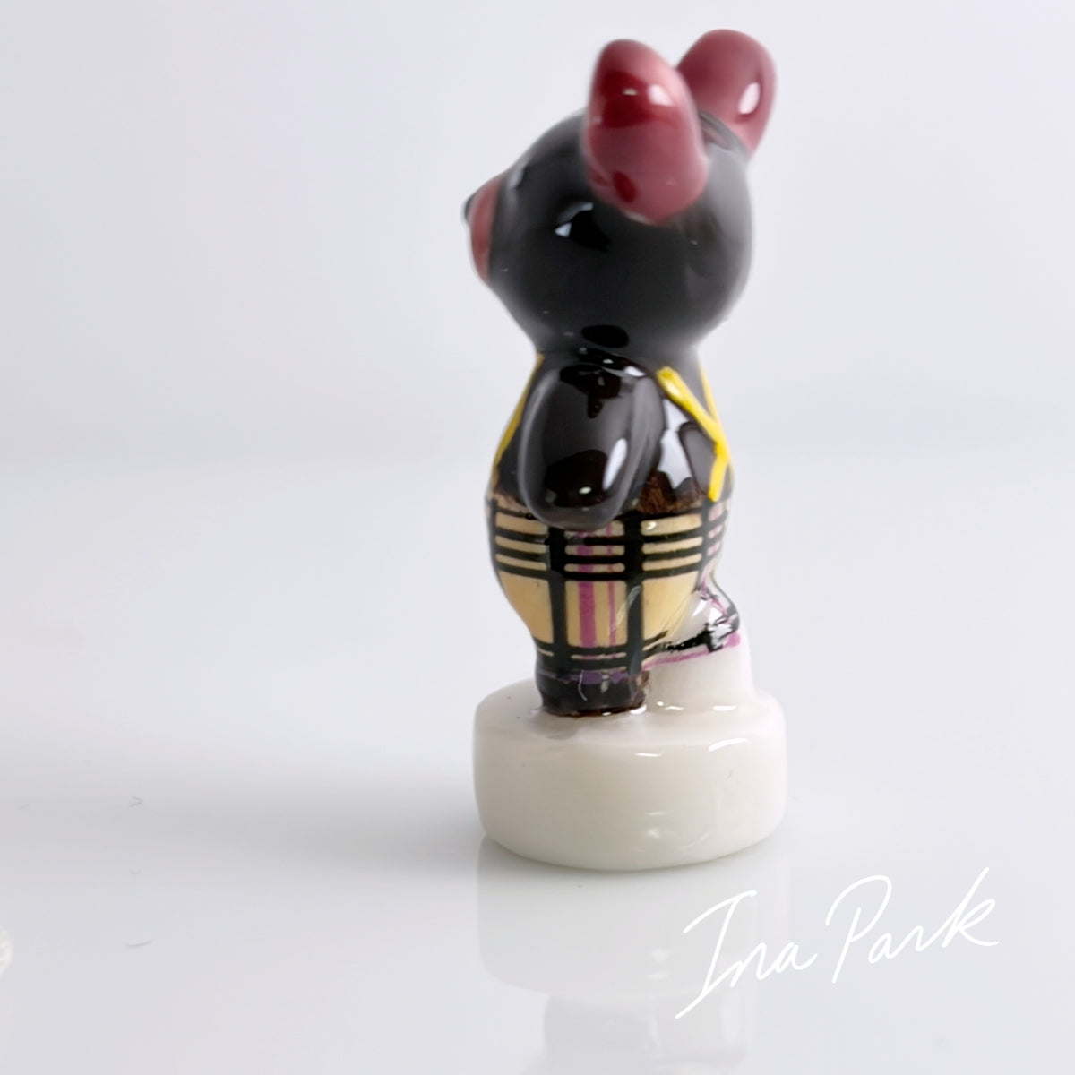 チェックの洋服を着たクマのフェーブ