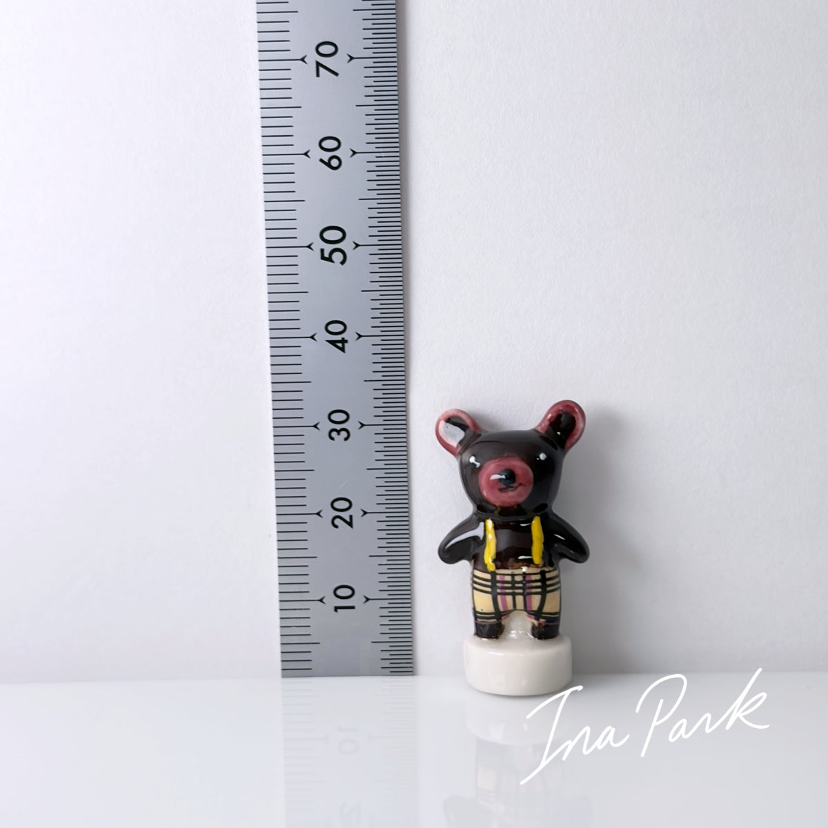 チェックの洋服を着たクマのフェーブ