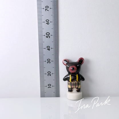 チェックの洋服を着たクマのフェーブ