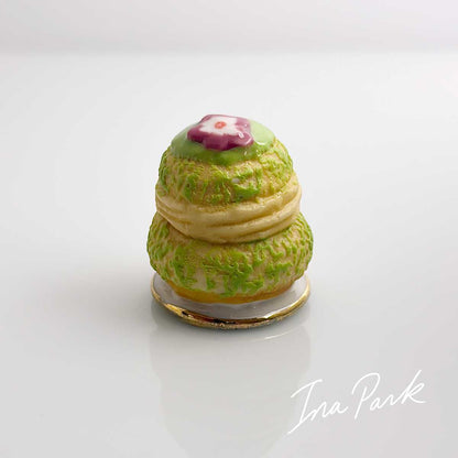 抹茶のシュー菓子のフェーブ