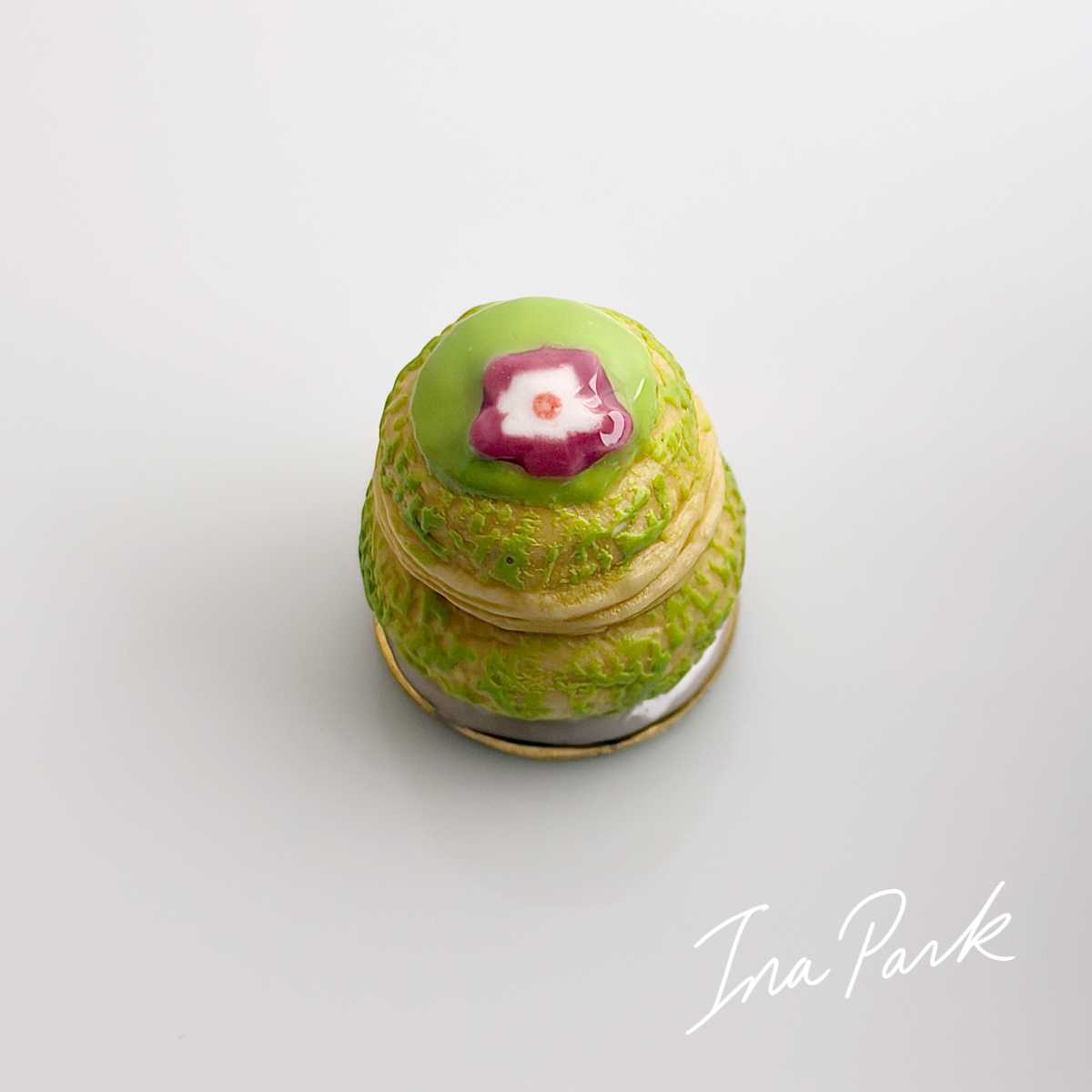 抹茶のシュー菓子のフェーブ