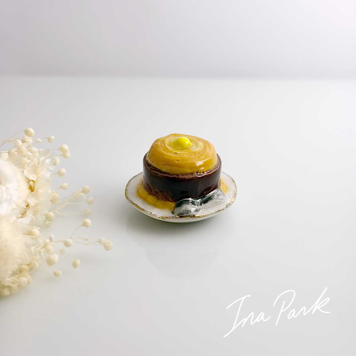 チョコレートのムース菓子のフェーブ